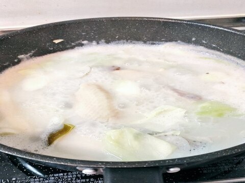 美しい白色を生み出す鶏白湯(とりぱいたん)スープ